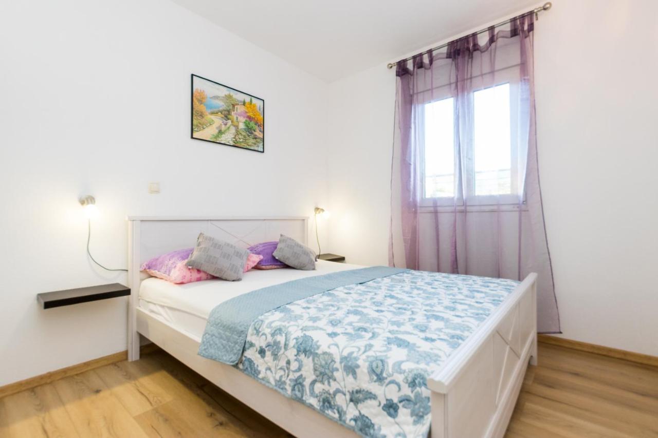 Apartments And Rooms With Parking Space Grebastica, Sibenik - 17831 Exterior photo